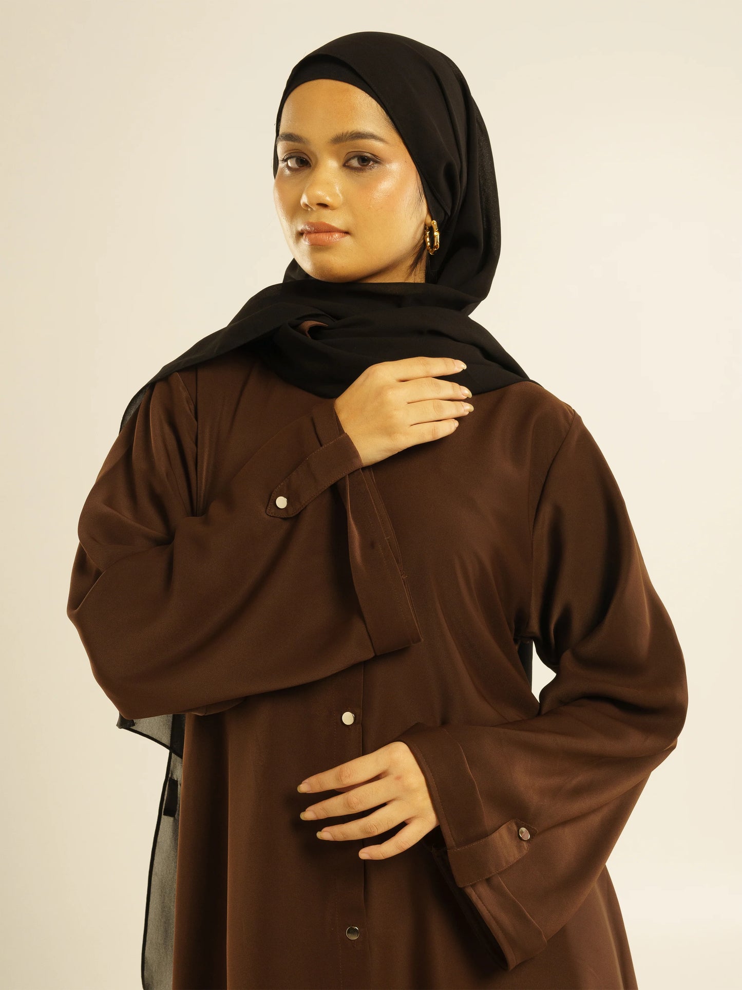 SLEEK SATIN SHIRT - BROWN